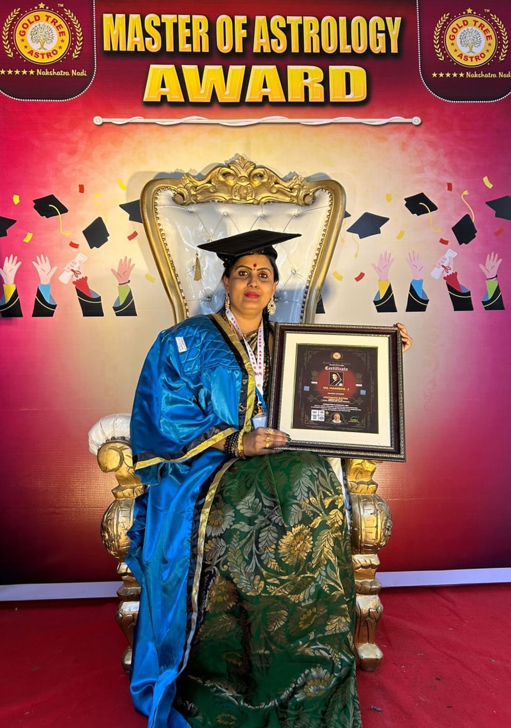 Vid. Hamsini receiving an award